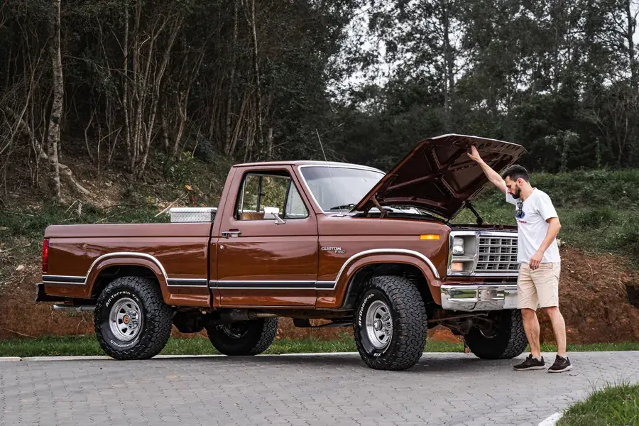 Avaliação técnica de pickup americana durante a curadoria da BKV Imports