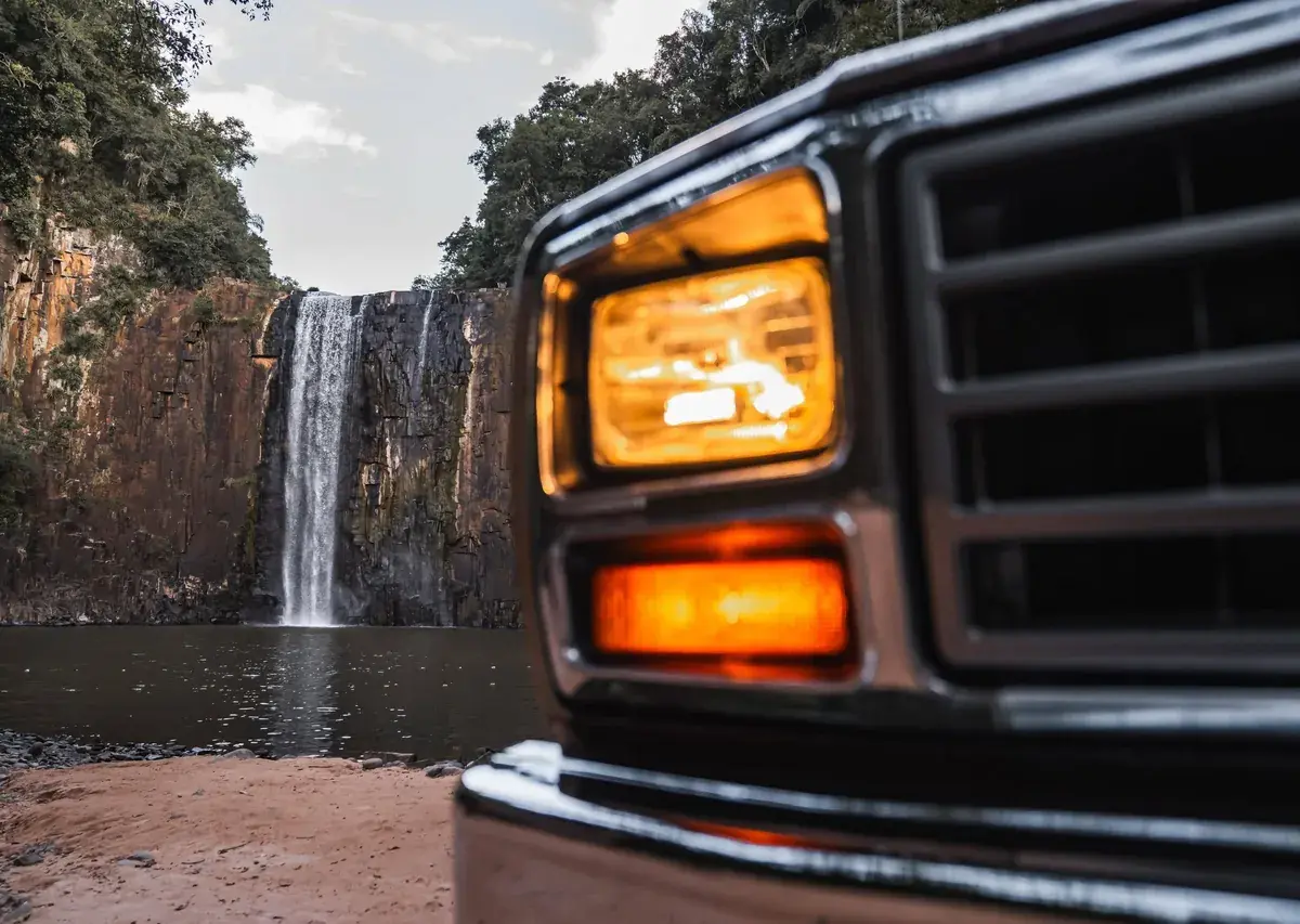 Detalhe do farol de pickup americana importada pela BKV Imports