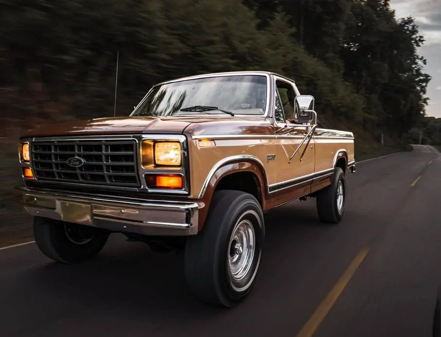 Pickup Ford clássica marrom importada dos EUA pela BKV Imports rodando em estrada