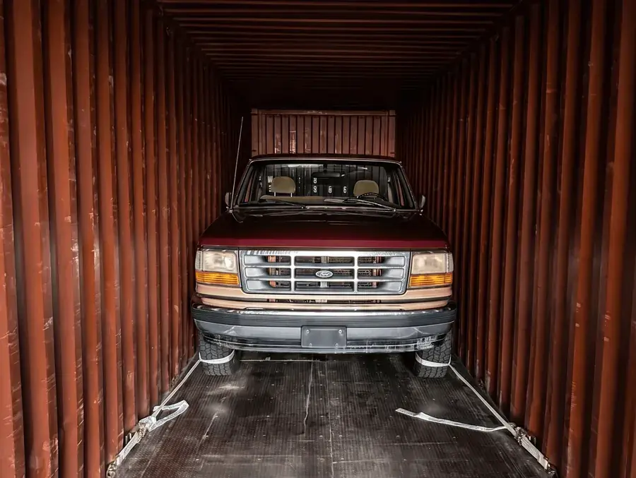 Veículo importado pela BKV Imports amarrado dentro do container na chegada ao Brasil